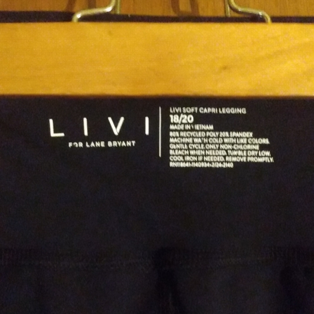 6/$20 Livi Active Black and White Capris - Picture 2 of 7